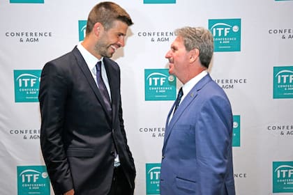 Gerard Piqué y David Haggerty, presidente de la Federación Internacional de Tenis