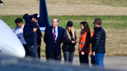 Gerard Piqué y Shakira, durante su arribo a la ciudad de Rosario