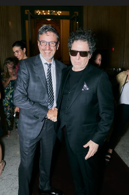 Gerardo Azcuy, anfitrión de la noche, junto a Andrés Calamaro en los 30 años de Azcuy en el Teatro Colón.