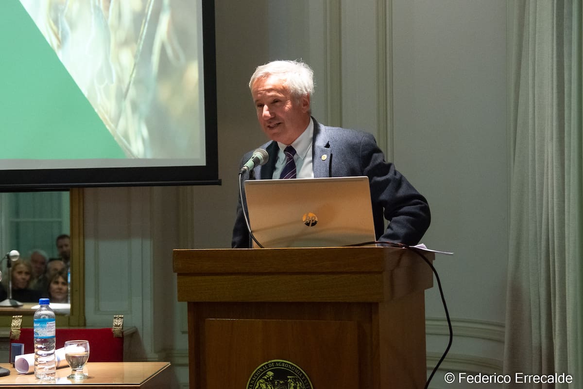 Gerardo Bartolomé en la sede de la Academia Nacional de Agronomía y Veterinaria al ser incorporado a la institución