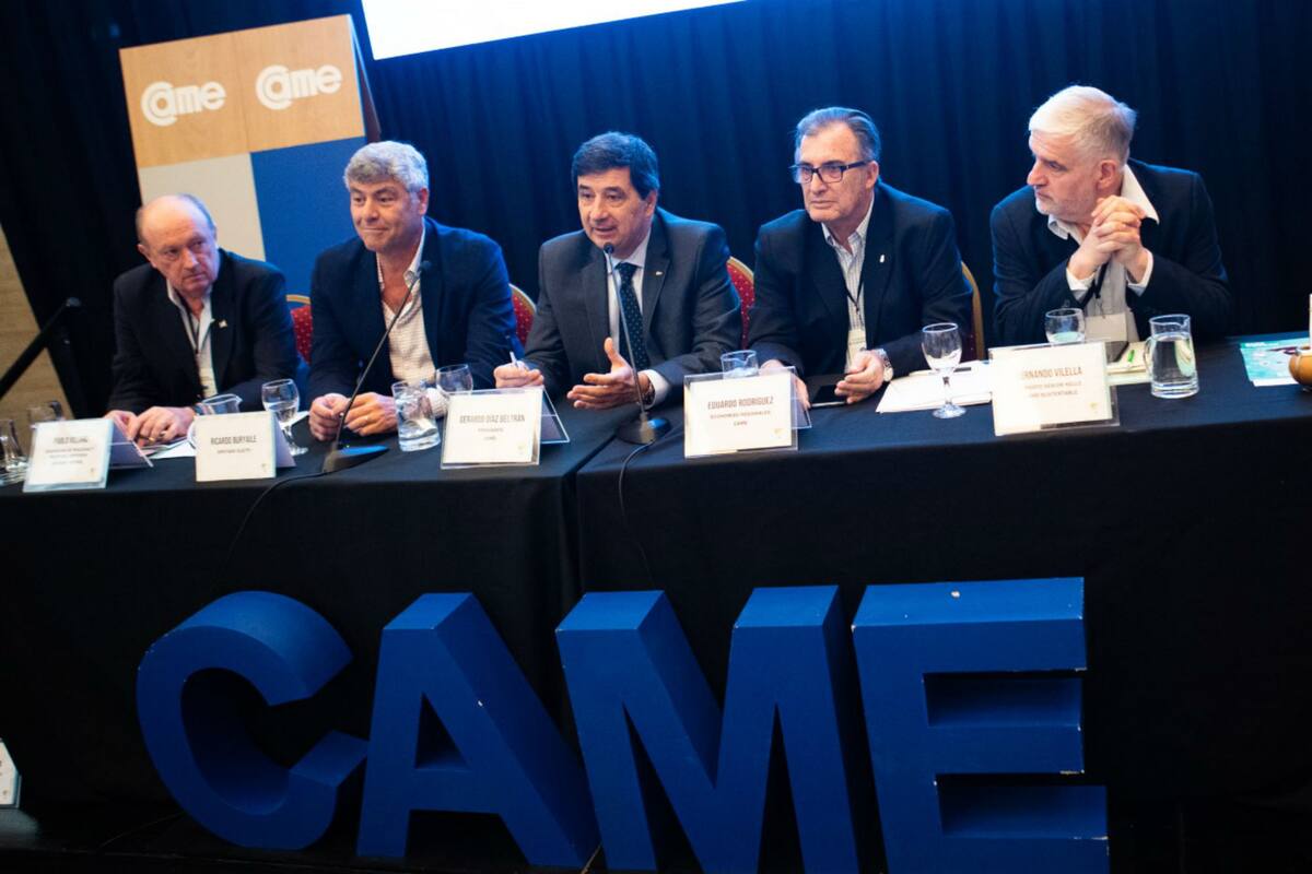 Gerardo Díaz Beltrán (centro), presidente de CAME, con el diputado electo Ricardo Buryaile, directivos de CAME y el director del programa de Agronegocios de la FAUBA, Fernando Vilella