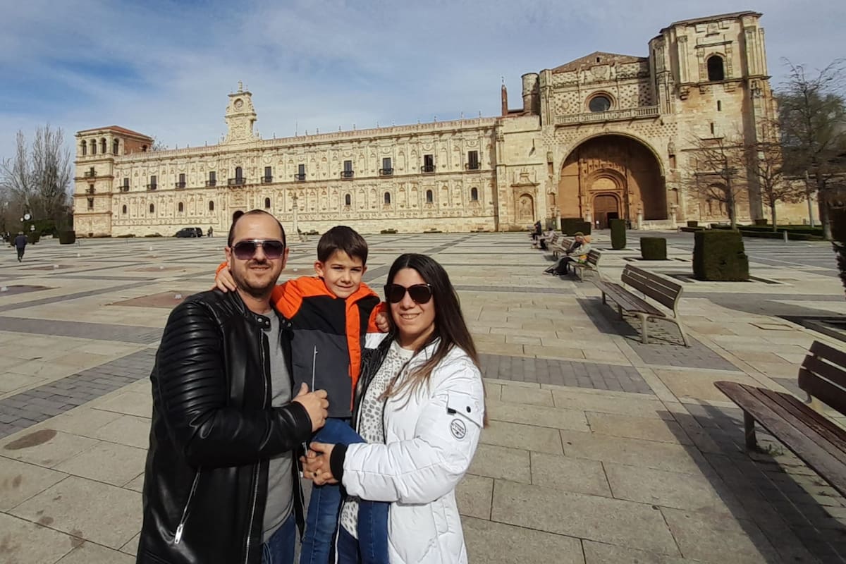 Gerardo emigró junto a su esposa e hijo a León, España, y no se arrepiente de su decisión