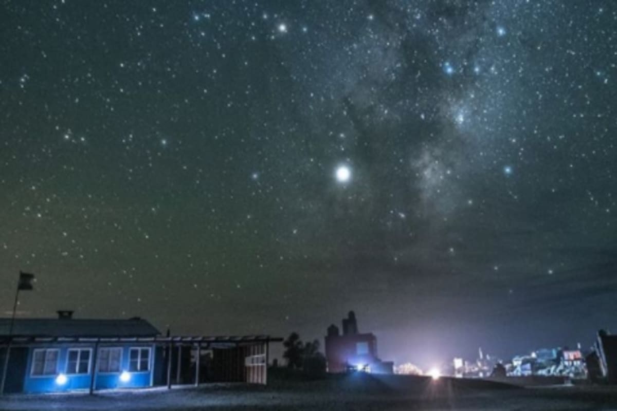 Gerardo Ferrarino es un aficionado a la fotografía astronómica que vive en Viedma, Río Negro. Hace unos meses tomó una imagen del acercamiento visual entre Júpiter y Saturno que fue destacada por la NASA. Bahía Creek, un pequeño balneario de la provincia, es su destino de fotos favorito