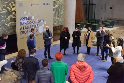 Gerardo Hochman, Leticia Coronel, Alfredo Staffolani, Mariano Stolkiner, Pilar Ruiz, Analía Fpedra García, Santiago Pedrero, Rodrigo Arena, Ana Frenkel y Rita Terranova, los directores y coreógrafos cuyos proyectos fueron seleccionados, junto a las autoridades porteñas