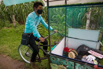El maestro pedaleando los campos de maíz