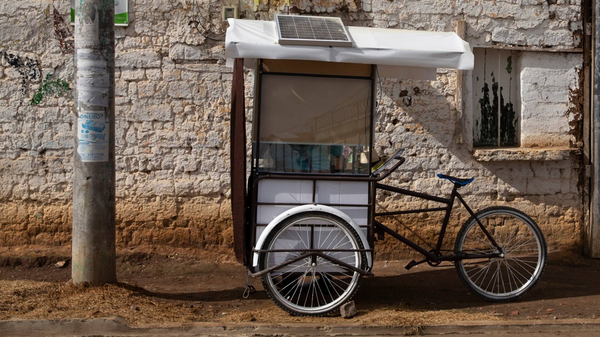 Gerardo Ixcoy se compró una bicicleta para dar clase, casa por casa, en Santa Cruz del Quiché, Guatemala