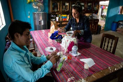 El maestro Gerardo Ixcoy y su esposa Yessika López se preparan para almorzar