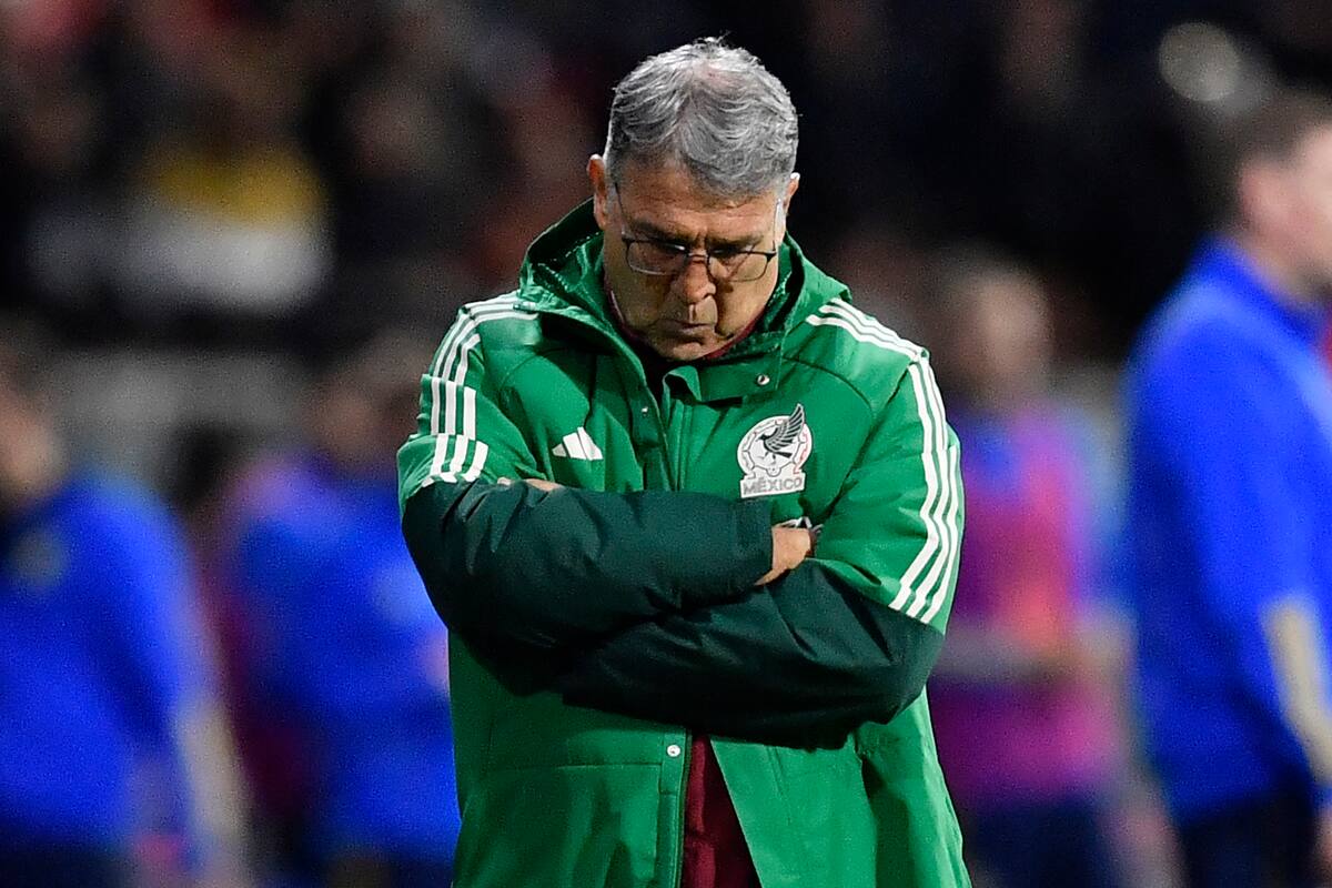 Gerardo Martino, con la mirada al piso durante la derrota frente a Suecia por 2-1, un "tristísimo tropiezo", según tituló un medio de México.