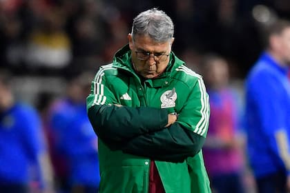 Gerardo Martino, con la mirada al piso durante la derrota frente a Suecia por 2-1, un "tristísimo tropiezo", según tituló un medio de México.