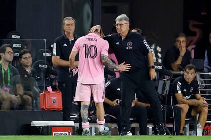 Gerardo Martino consuela a Lionel Messi, que salió durante la primera etapa ante Toronto, por la MLS