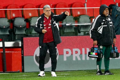 Gerardo Martino, DT de México, da indicaciones en el amistoso ante Irak