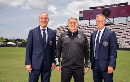 Gerardo Martino posa junto a Jorge Mas, dueño de Inter Miami, y Chris Henderson, CSO de la franquicia, luego de asumir como director técnico por segunda vez en la MLS