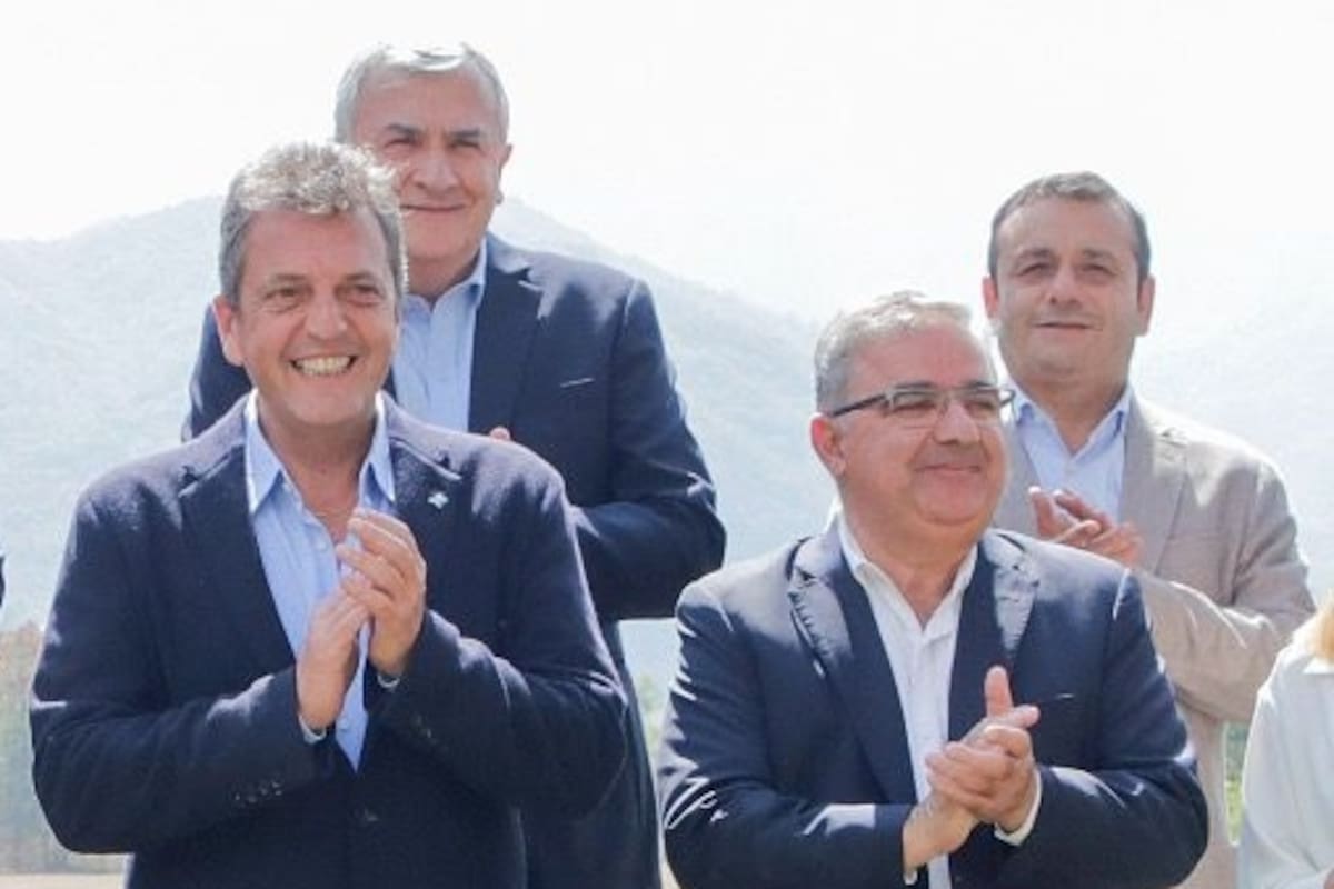 Gerardo Morales (arriba) junto a Sergio Massa y Raúl Jalil (abajo)