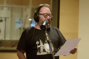 Gerardo Rozín canta "Me voy quedando", en un estudio junto al grupo Dos más uno