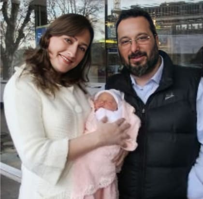 Gerardo Rozin y Carmela Bárbaro en la presentación de su pequeña Elena