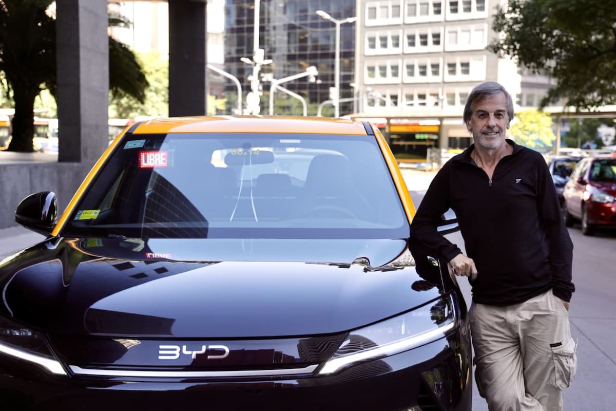 Gerardo Trillini, el chofer de Villa Lugano que ya pilotea su taxi 100% eléctrico