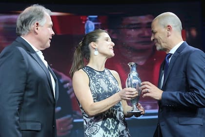 Gerardo Werthein, presidente del COA, e Inés Arrondo, secretaria de Deportes de la Nación, le entregan a Sergio Hernández el Olimpia de Plata correspondiente a Luis Scola, que también ganó el de Oro