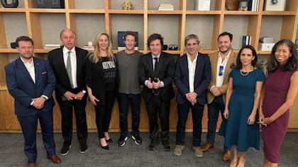 Gerardo Werthein y Demian Reidel, junto a Milei, durante el encuentro con Mark Zuckerberg
