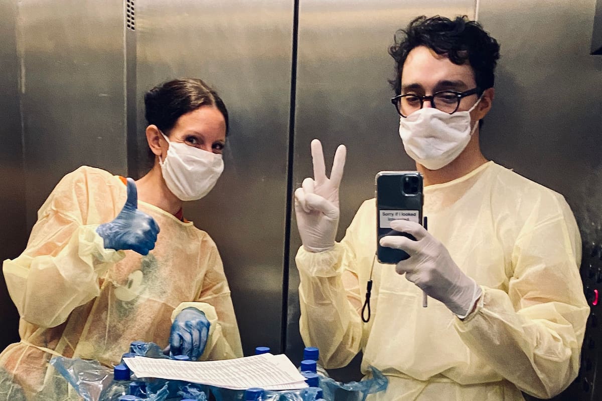 Gerardo Wyss y Paula Cassano son bailarines del Teatro Colón y están haciendo tareas de voluntarios en un hotel