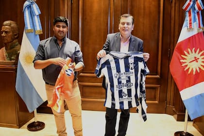 Gerardo Zamora (derecha), junto a Pablo Rojo, presidente de Sarmiento de La Banda; en abril de este año, el gobernador de Santiago del Estero recibió al plantel y a los dirigentes del equipo para festejar su ascenso al Torneo Federal A