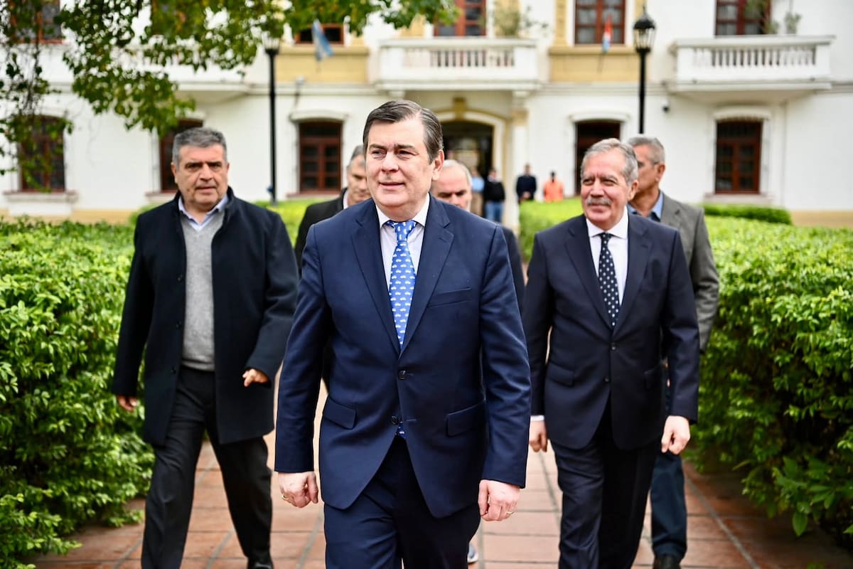 Gerardo Zamora, gobernador de Santiago del Estero; atrás, a su izquierda, Elías Suárez, el jefe de gabinete que podría sucederlo al mando de la provincia