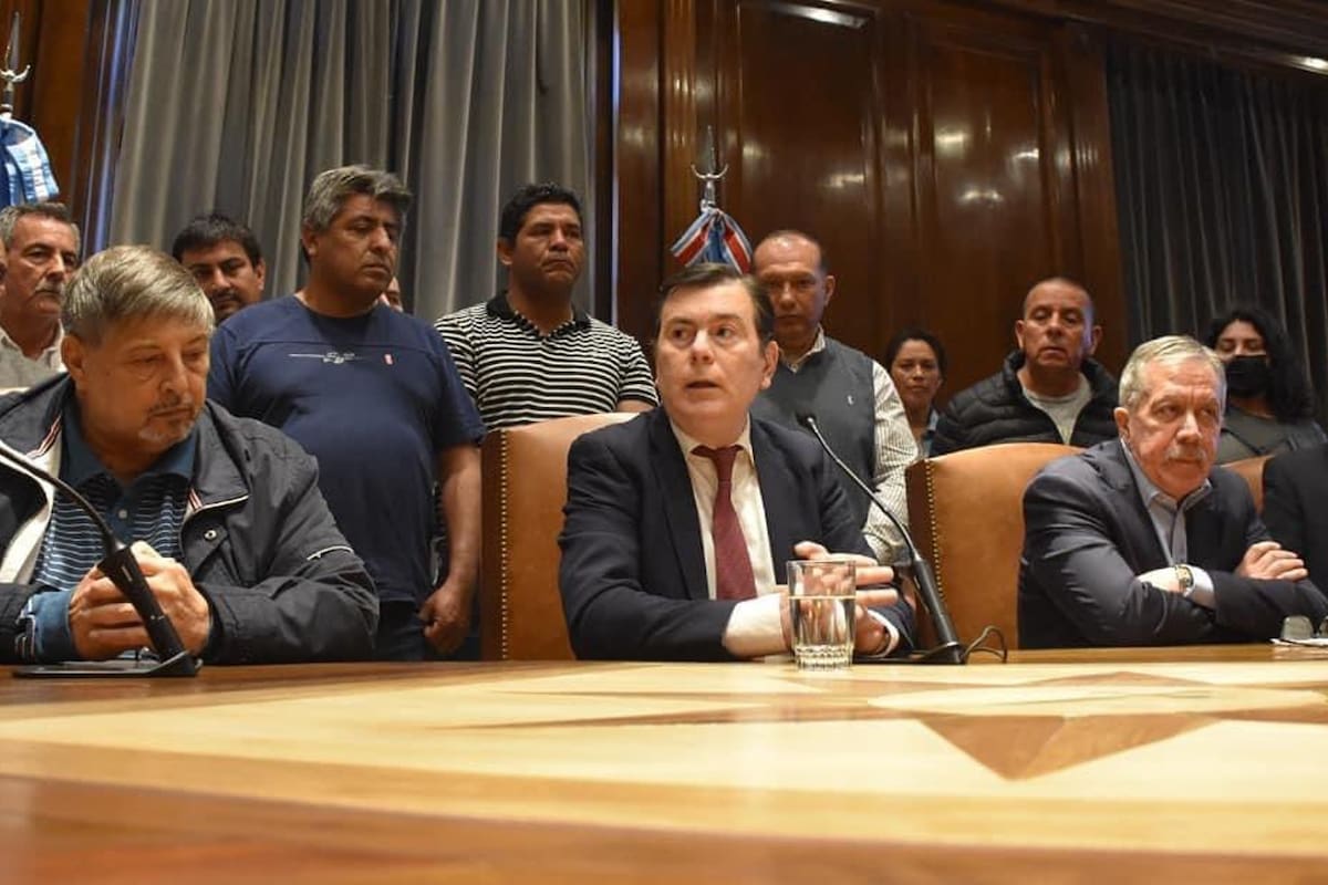 Gerardo Zamora hizo el anuncio acompañado por el jefe de la CGT local y representantes de los distintos gremios que nuclean a los empleados estatales