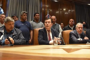 Gerardo Zamora hizo el anuncio acompañado por el jefe de la CGT local y representantes de los distintos gremios que nuclean a los empleados estatales