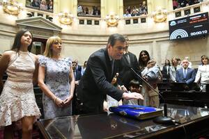 Gerardo Zamora junto a su familia, durante su jura en el Senado