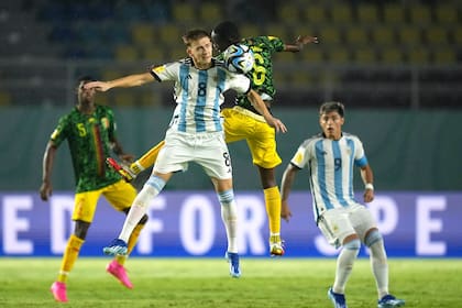 Gerez lucha por la pelota ante Koné, durante el partido por el tercer puesto del Mundial Sub 17 entre Argentina y Mali