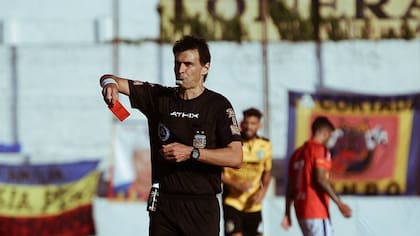 Germán Bermúdez en su desempeño como árbitro de la tercera categoría del fútbol argentino