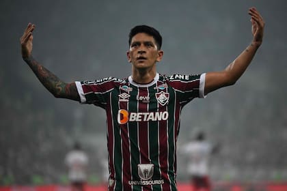 Germán Cano celebra uno de sus goles para Fluminense en el partido de ida de las semifinales de la Copa Libertadores frente a Inter de Porto Alegre