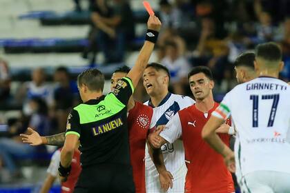 Germán Delfino expulsa al uruguayo Matías De los Santos, de Vélez, pero la ventaja numérica le duró 24 minutos a Independiente, por luego Joaquín Laso recibió la misma tarjeta; un entretenido 0-0 por la Copa de la Liga Profesional.