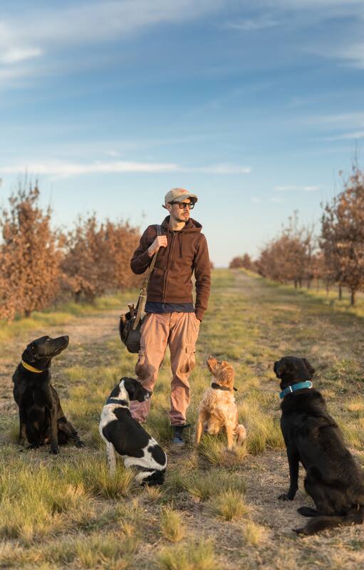 Germán Escobar García llegó de Colombia a Espartillar para hacerse cargo del adiestramiento de los perros que buscan las trufas.