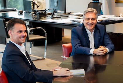 Germán Font, intendente electo de Marcos Juárez, con el gobernador Llaryora este lunes en el Centro Cívico de Córdoba