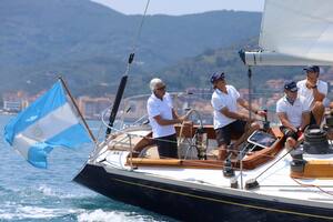 Germán Frers (h) timonea el Matrero durante una regata.