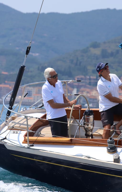 Germán Frers (h) timonea el Matrero durante una regata.
