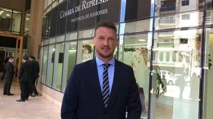 Germán Kiczka, hace algunas semanas, en la entrada de la Legislatura de Misiones.