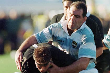 Germán Llanes intentando controlar a Craig Dowd