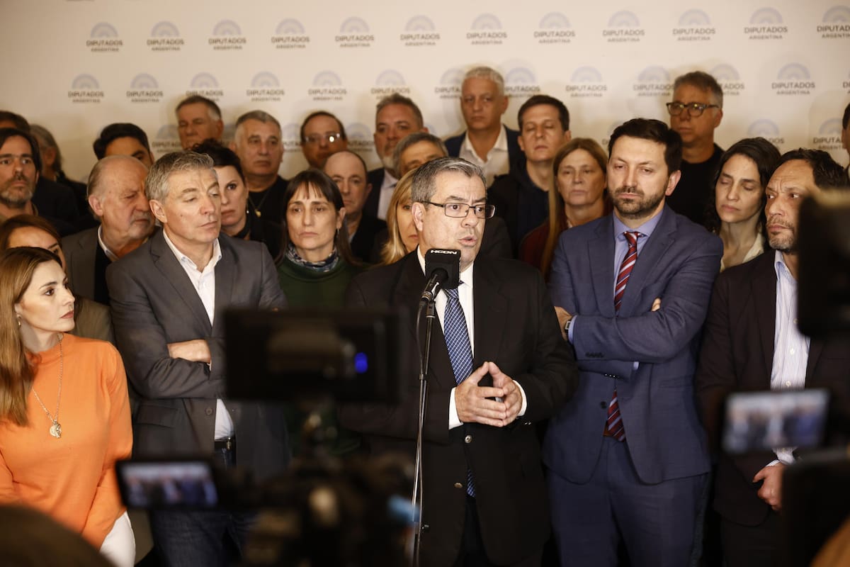 Germán Martínez, de UP, anunció en conferencia de prensa la sesión que la oposición sostendrá esta semana