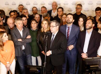 Germán Martínez, de UP, anunció en conferencia de prensa la sesión que la oposición sostendrá esta semana