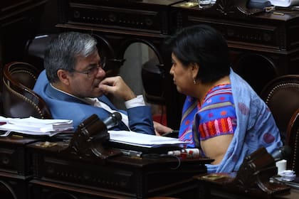 Germán Martínez, de UxP, con la radical Natalia Sarapura, que responde al jujeño Gerardo Morales