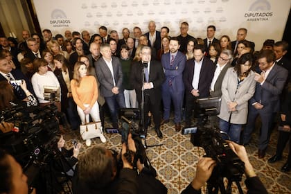 Germán Martínez encabeza la Conferencia de prensa del bloque opositor em pasos perdido con motivo de resolver eñ tema de la morosidad
Sesión en la Cámara de Diputados por endeudamiento y discapacidad. Congreso Nacional