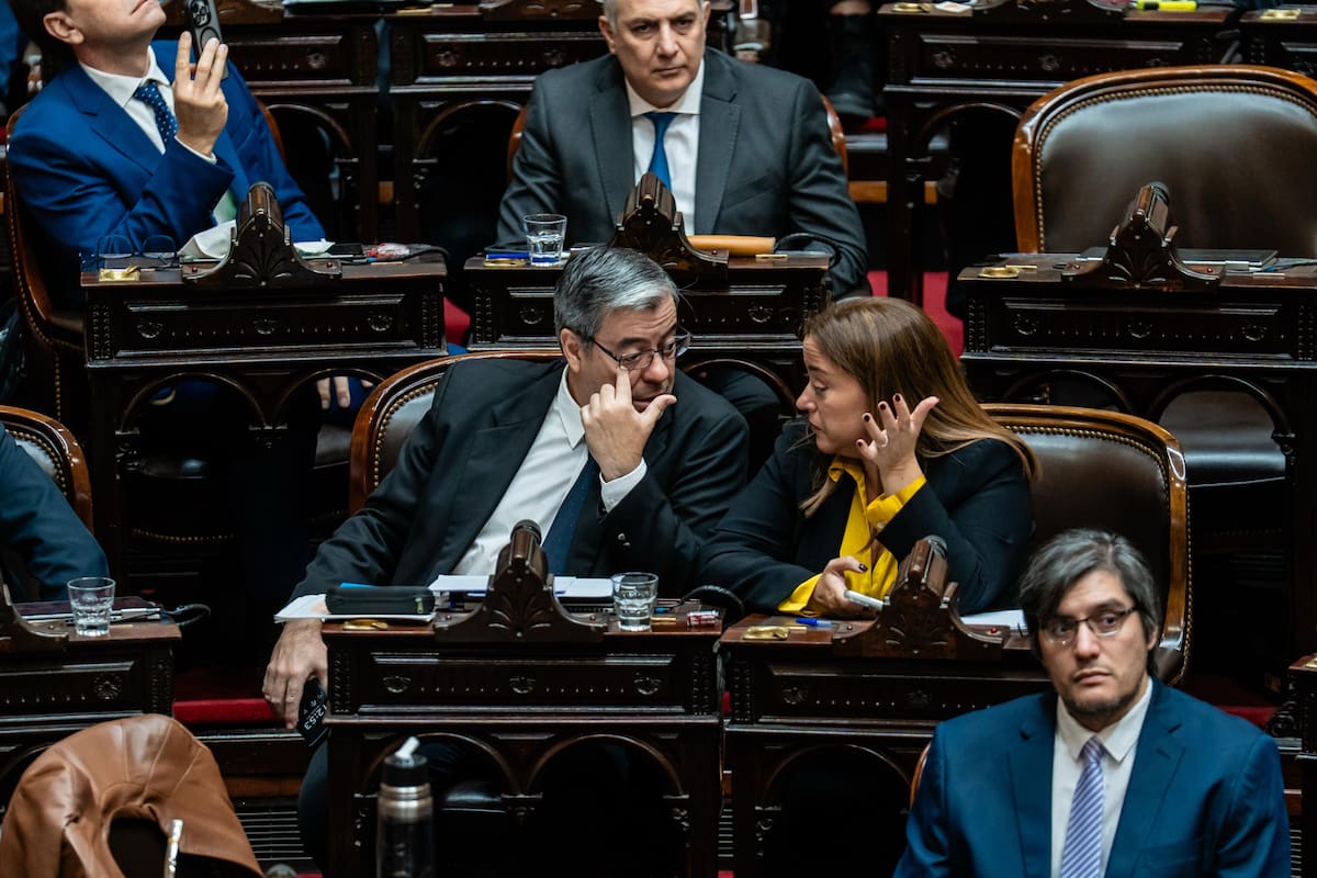 Germán Martínez y Cecilia Moreau durante la presentación del informe de Gestión de Manuel Adorni