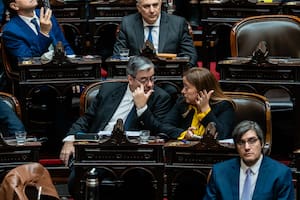 Germán Martínez y Cecilia Moreau durante la presentación del informe de Gestión de Manuel Adorni