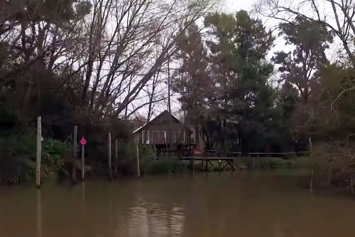 Germán Martitegui disfruta de comer en la terraza al aire libre de su casa en una isla de El Tigre