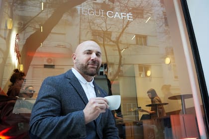 Germán Martitegui en el frente de su nuevo café en el barrio de Recoleta