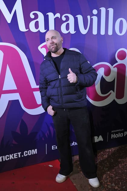 Germán Martitegui en el preestreno de Maravillosa Alicia. La experiencia incluye recorridos diferenciados para adultos, jóvenes y niños. Los más chicos dispondrán de un dispositivo especialmente adaptado —sin necesidad de teléfono ni lectura— para vivir su propia aventura dentro del universo de Alicia
