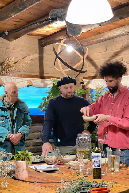 Germán Martitegui junto a Federico Roos y Osvaldo Gutiérrez, creadores del vermut Al Voleo. Gracias al proyecto Tierras, el chef recorrió el país en busca de ingredientes inigualables.