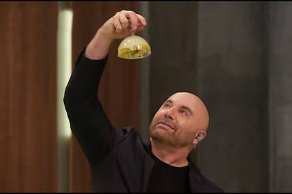 Germán Martitegui luchando con una mousse rebelde.