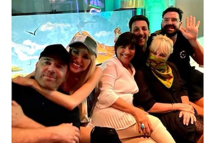 Germán Martitegui, Vicky Xipolitakis, Elizabeth Vernaci, Claudia Villafañe, Damian Betular y Humberto Tortonese en el cumpleaños de Donato De Santis Foto: Instagram @negropolisok